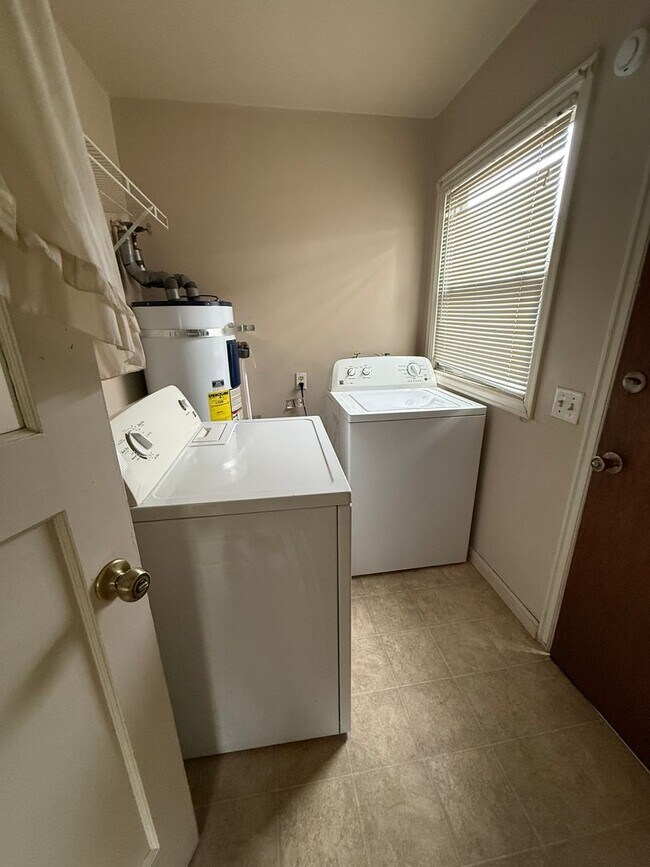 Building Photo - Very Large 1 Bedroom 1 Bathroom Home Available Now