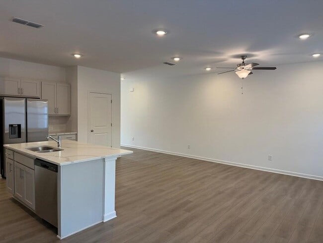 Building Photo - 214 Kinship Dr