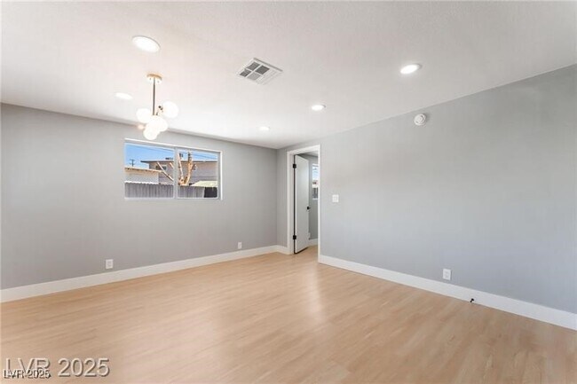 Building Photo - 915 Melrose Dr