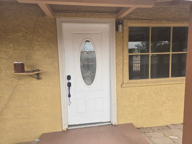 Building Photo - Spacious 3bd/1ba in a HUGE GATED Property!