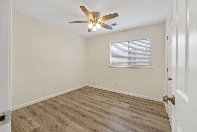 Building Photo - NW Visalia Home Coming Soon!