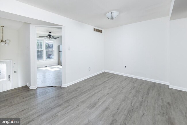 Building Photo - 1445 Boxwood Dr