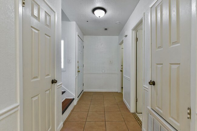Building Photo - 1128 Royal Crest Dr