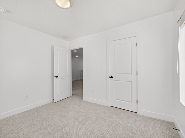 Building Photo - 3 Bed / 3.5 Bath Townhome in Mapleton – Modern, Spacious & Well-Located