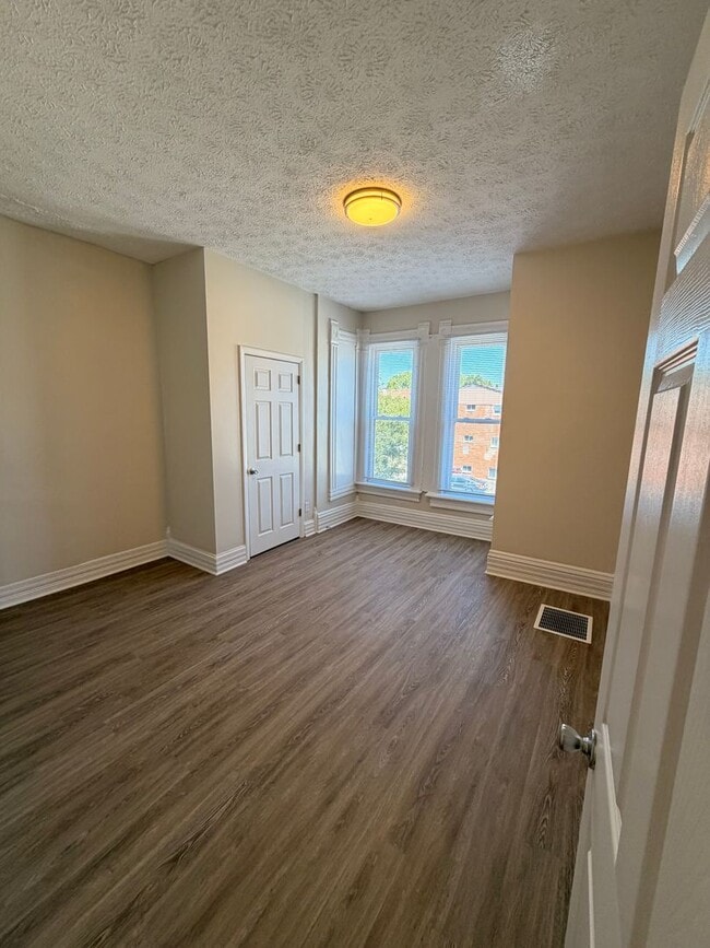 Building Photo - COMPLETELY UPDATED!! 2 bed/1 bath Close to Wexner Medical Center!