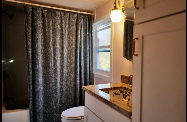 Building Photo - 252 Cedar St