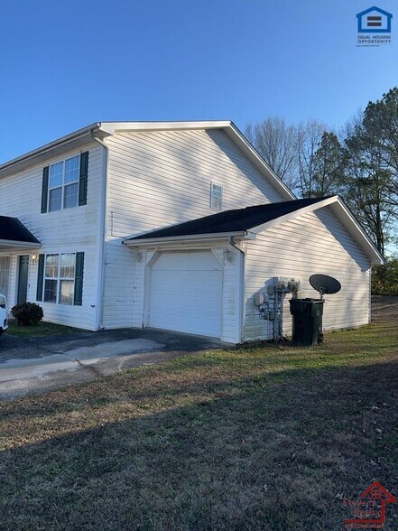 Building Photo - 3947 Webb Oaks Ct