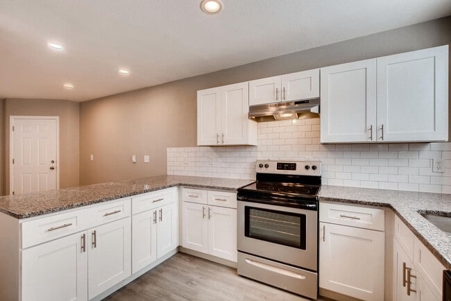 Building Photo - Remodeled Garden Level Unit in a Prime Location