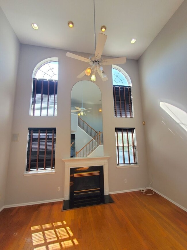 Building Photo - Waterfront! Spacious, updated, 4-bedroom &...