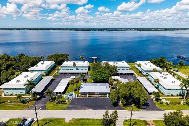 Building Photo - 3225 E Riverside Dr