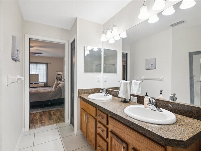 Building Photo - "Charming 3-Bed, 3-Bath Haven with 1810 Sq...