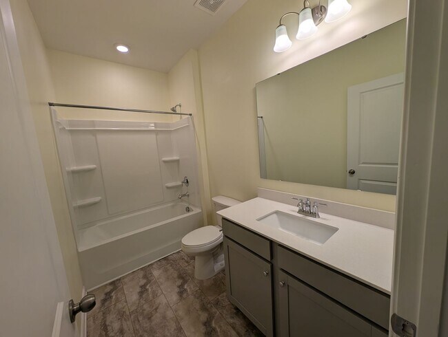 Building Photo - Spacious 4 bedroom, 2 bath Ranch Style Home located in Selwyn Landing !