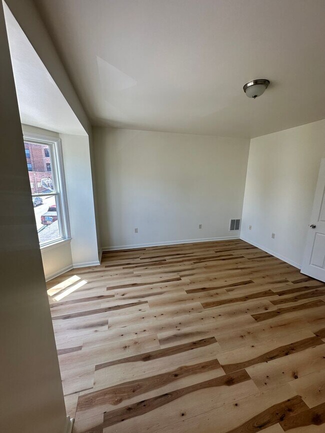 Building Photo - 1211 W Poplar St