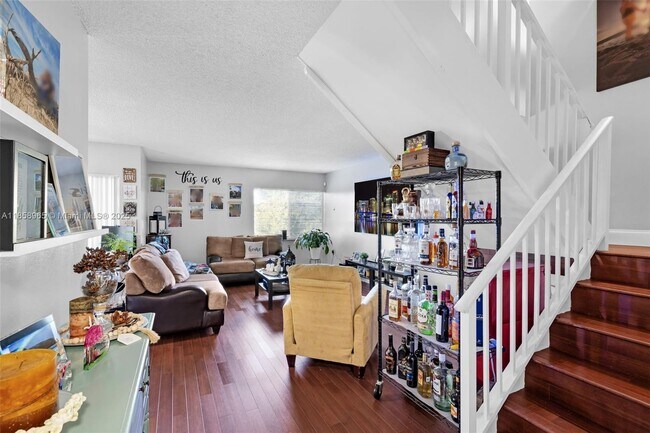 Building Photo - 711 N Pine Island Rd