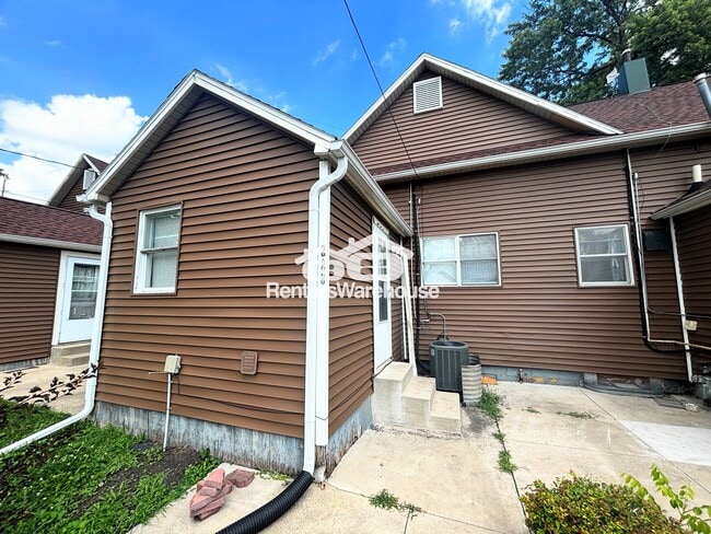 Building Photo - 228 1st St