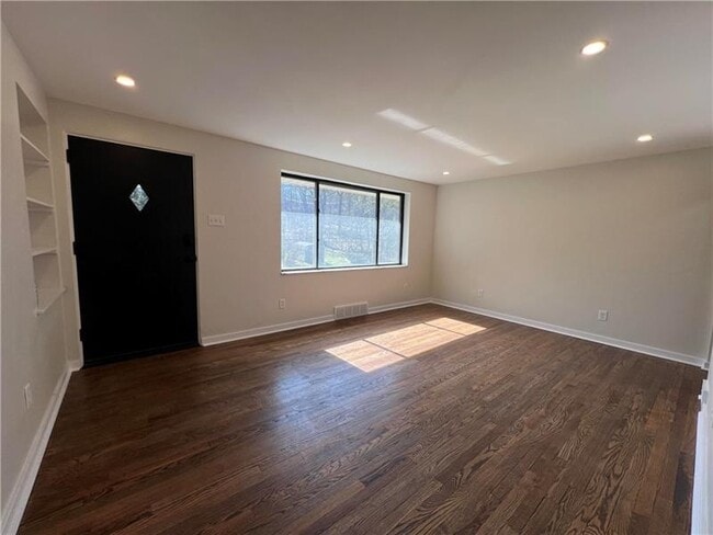 Building Photo - 658 Fort Couch Rd