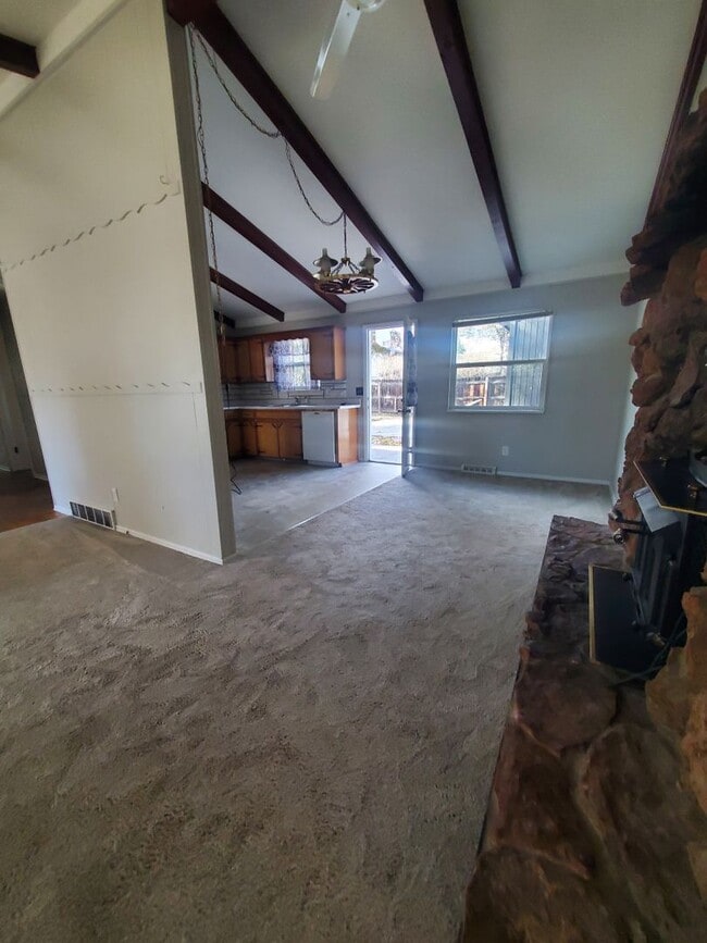 Building Photo - Spacious Ranch Style 4 BR Available in Aug...