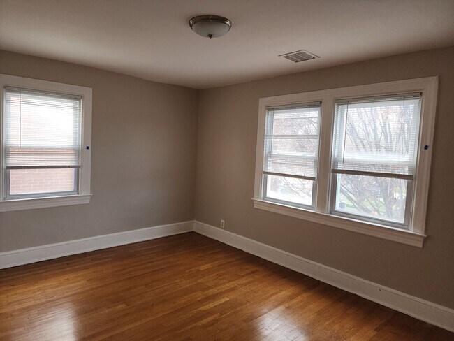 Building Photo - 2105 Mt Vernon Ave