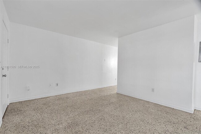 Building Photo - 644 SW 10th St