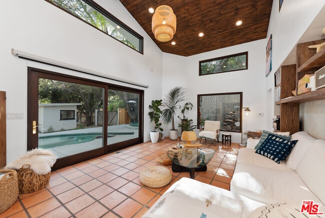 Building Photo - 1362 Old Topanga Canyon Rd