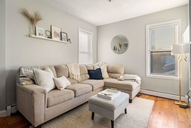 Building Photo - 473 E 5th St