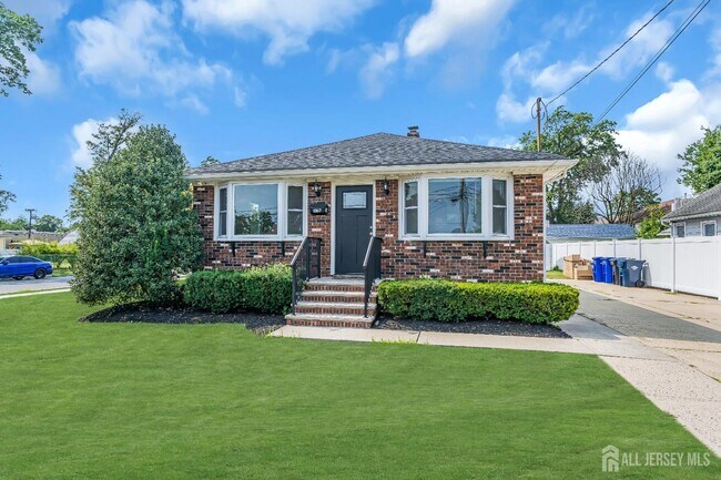 Primary Photo - 1067 Riverton St