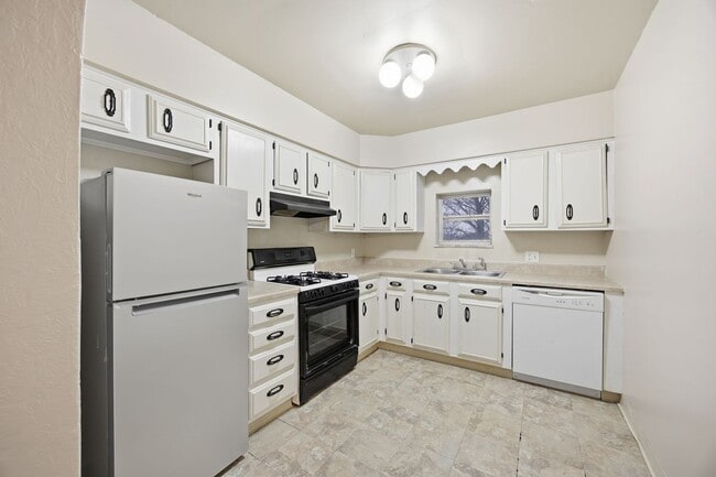 Building Photo - Charming 3-Bedroom Pittsburgh Home with Spacious Yard and Classic Porch