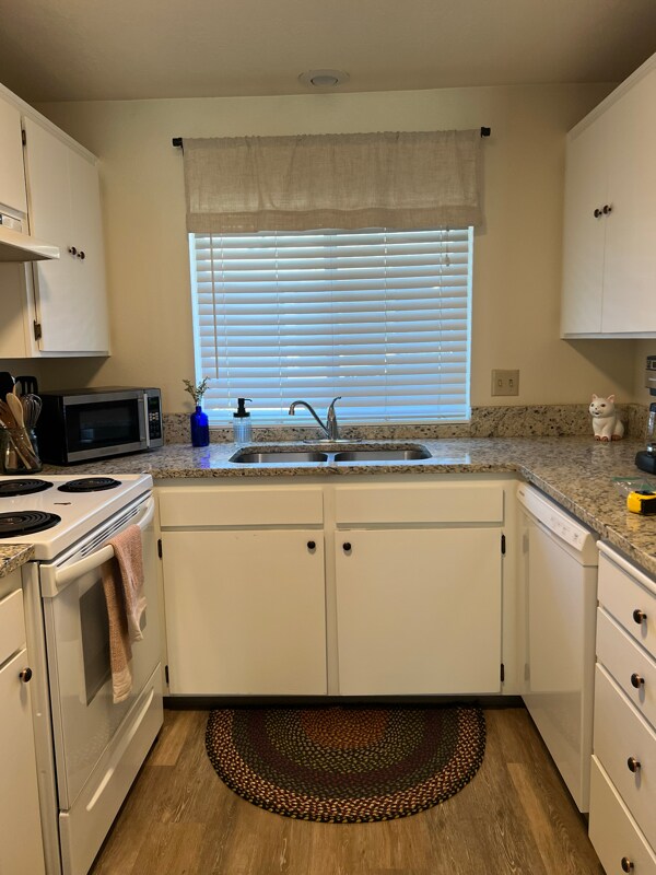 Building Photo - 376 Catron St N