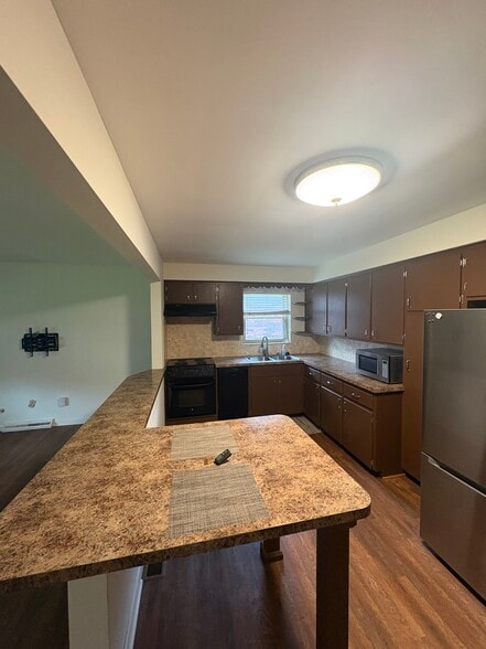 Building Photo - 817 Hollywood Cir