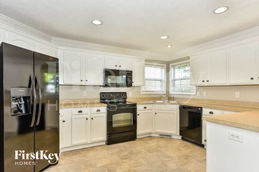 Building Photo - 1161 Castlewood Dr