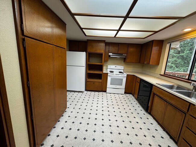 Building Photo - Silverdale Split-Level Home with Bonus Are...