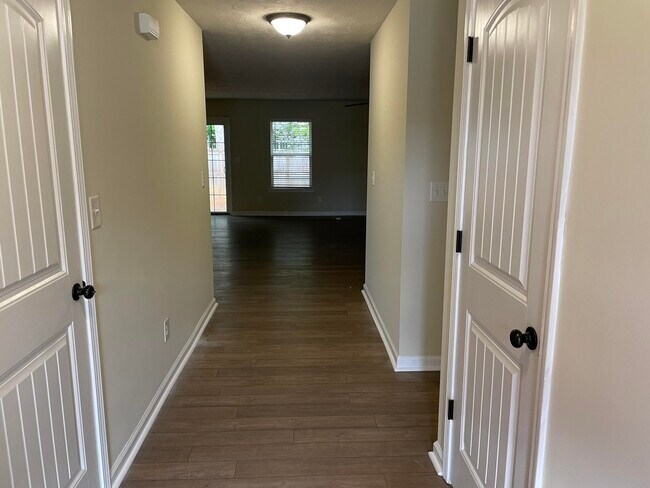 Building Photo - 697 Fox Haven Dr