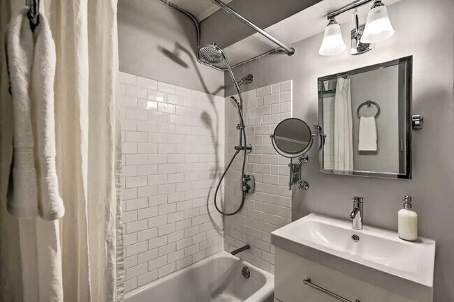 Building Photo - 1400 Hubbell Pl