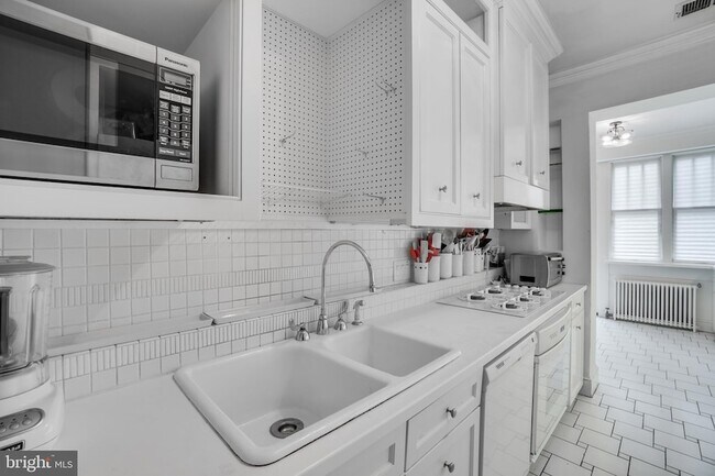 Building Photo - 2030 Pierce Mill Rd NW