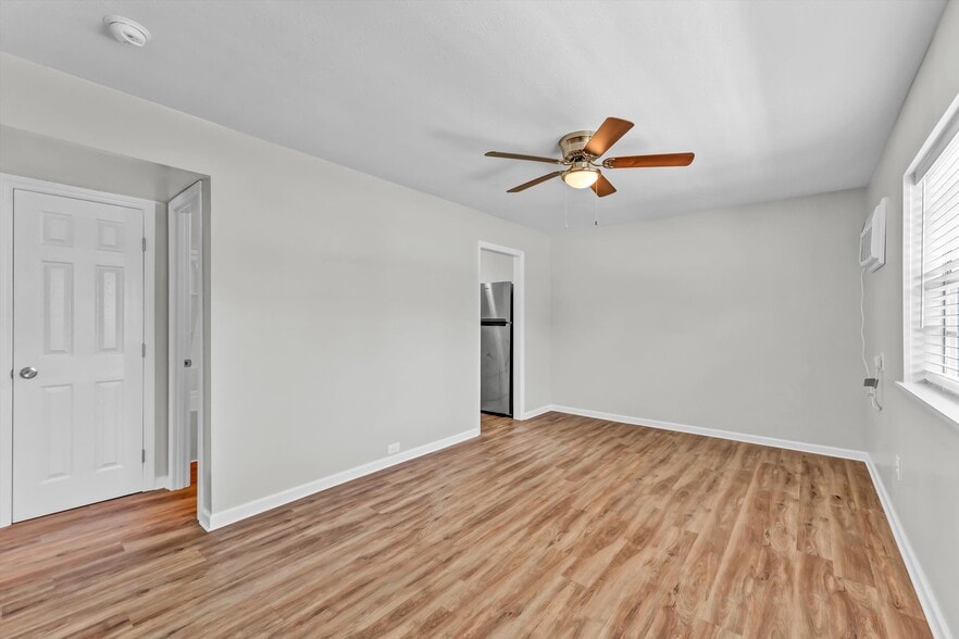 1x1 Living Room - The Bunkers at Oak Ridge