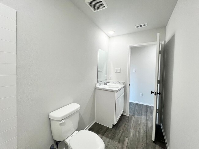 Building Photo - Stunning New Build with 5 Bedrooms & Moder...