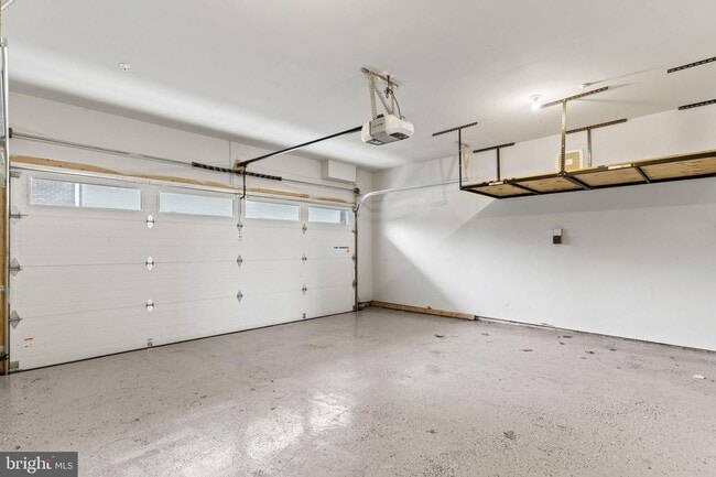 Building Photo - This beautiful modern 3 bed 4 1/2 bath tow...