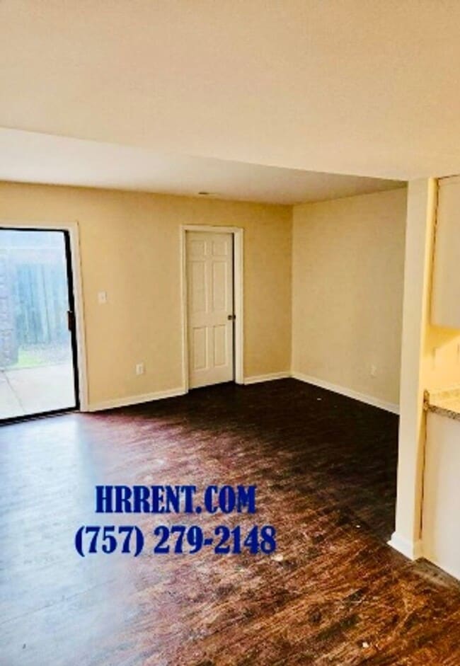 Building Photo - Cozy 3 Bedroom 1.5 Bathroom Townhouse loca...