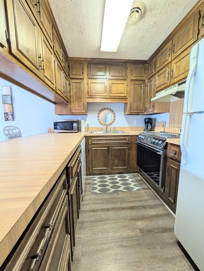 Building Photo - Long Term Rental, Walking Distance to Myrtle Beach!