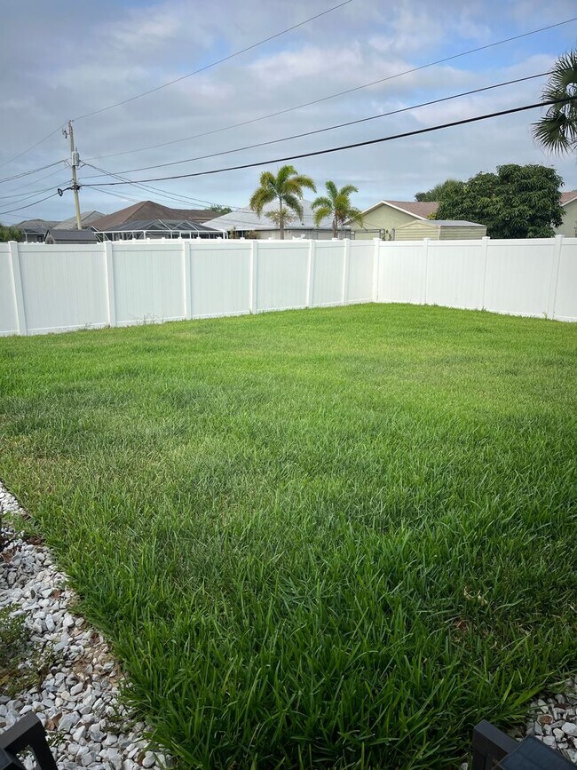 Building Photo - Convenient 3/2/2 PSL Home with Backyard Oa...