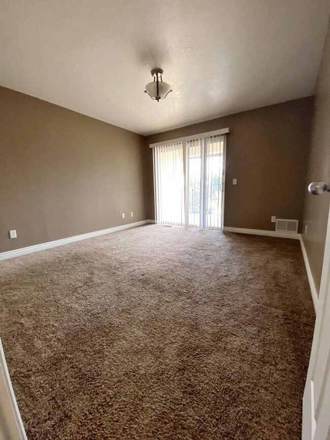 Building Photo - Updated 2 Bd 2 Ba Condo in Sandy
