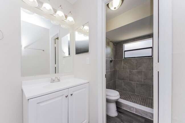 Building Photo - 911 San Rafael Way