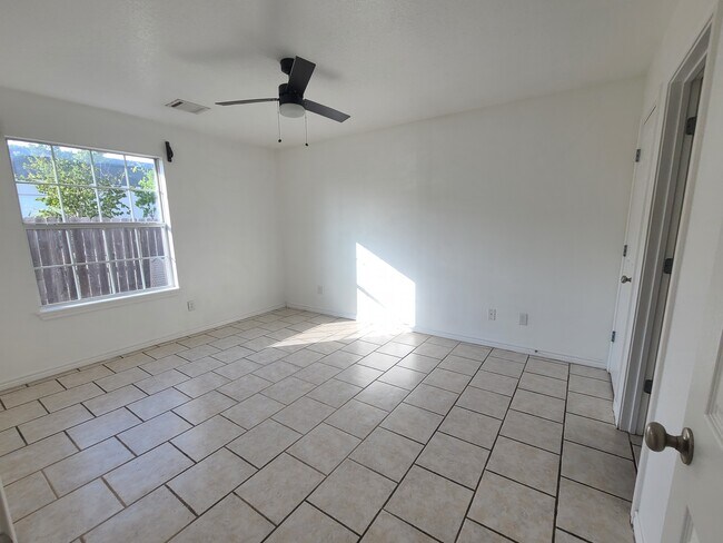 Building Photo - 2637 Symphony Park Dr