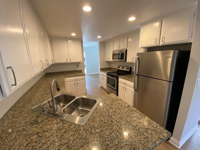 Building Photo - 2 Bed 2.5 Bath Townhouse W/ 2 Car Attached...