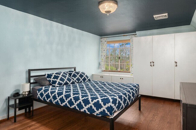 Building Photo - $2000 OFF 1 Months Rent with a Lease Start...