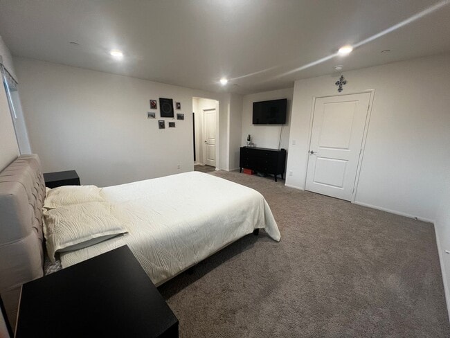 Building Photo - THIS HOME COMES WITH AN ADU -1-bedroom 1-b...