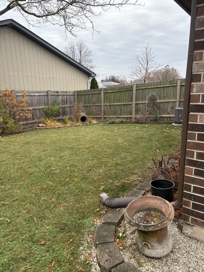 Building Photo - 109 Paramount Dr