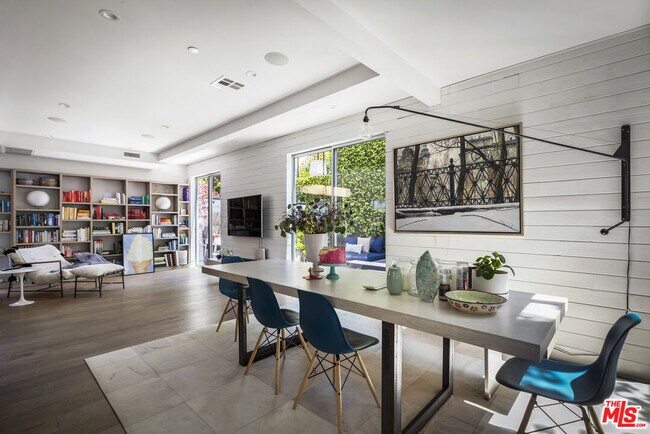 Building Photo - 814 Crestmoore Pl