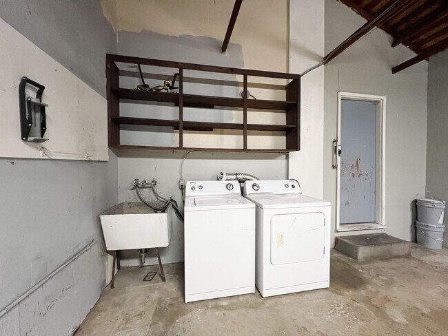 Building Photo - Tahoe Park Gem in Great Location!