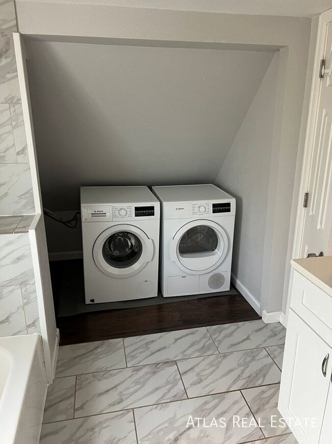 Building Photo - Washer/Dryer In Unit! AVAILABLE NOW!